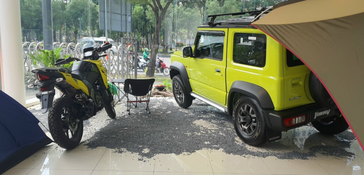 Suzuki Jimny chốt giá bán từ 789 triệu đồng tại Việt Nam và có 2 tùy chọn màu sắc