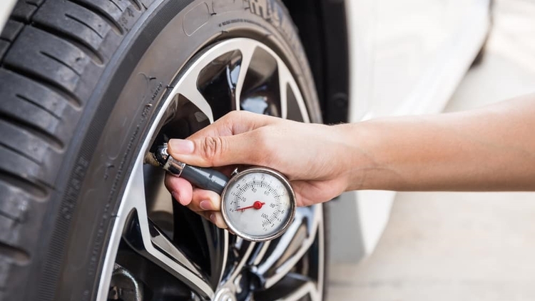 Bơm lốp ô tô: Vì sao phải trang bị theo xe? Làm sao để lựa chọn bơm lốp ô tô tốt nhất?