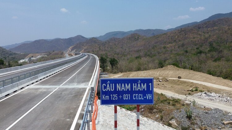 Ngắm cao tốc Cam Lâm - Vĩnh Hảo đẹp như tranh trước ngày thông xe