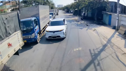 Video: Ô tô ngang ngược lấn làn bị ô tô đi đúng chiều ép phải lùi lại
