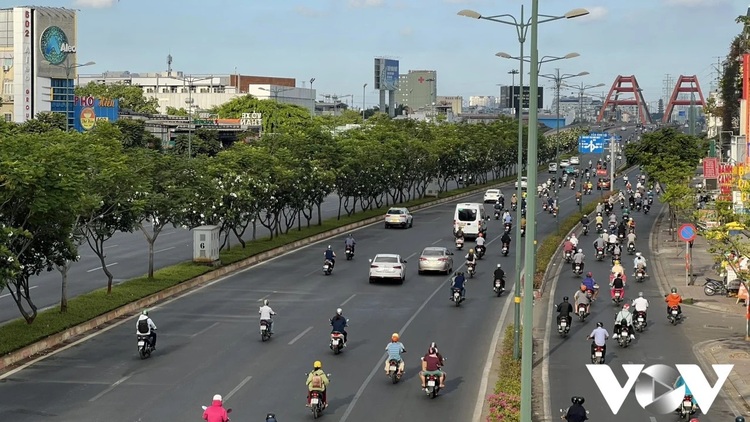 TP.HCM: Giao thông đường Phạm Văn Đồng lộn xộn, mất an toàn