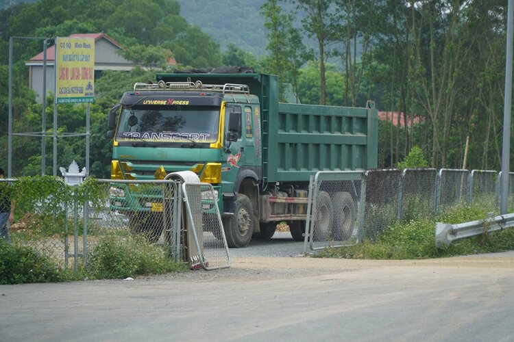 Nhiều xe chở đất phá hàng rào để vào cao tốc Mai Sơn - Quốc lộ 45