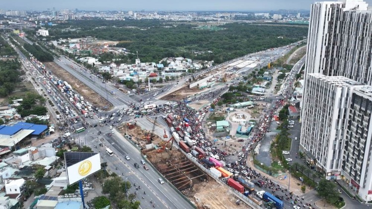 Giờ cao điểm kẹt xe kinh hoàng ở nút giao An Phú, CSGT căng mình gỡ rối