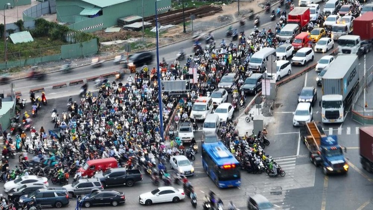 Giờ cao điểm kẹt xe kinh hoàng ở nút giao An Phú, CSGT căng mình gỡ rối