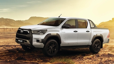 Giá lăn bánh Toyota Hilux 2024 có hấp dẫn khi so với Ford Ranger?