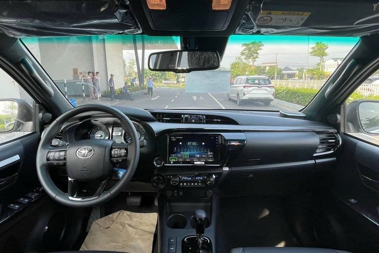 Chốt giá từ 668 triệu đồng, Toyota Hilux 2024 có đủ lực để đua doanh số trong phân khúc?
