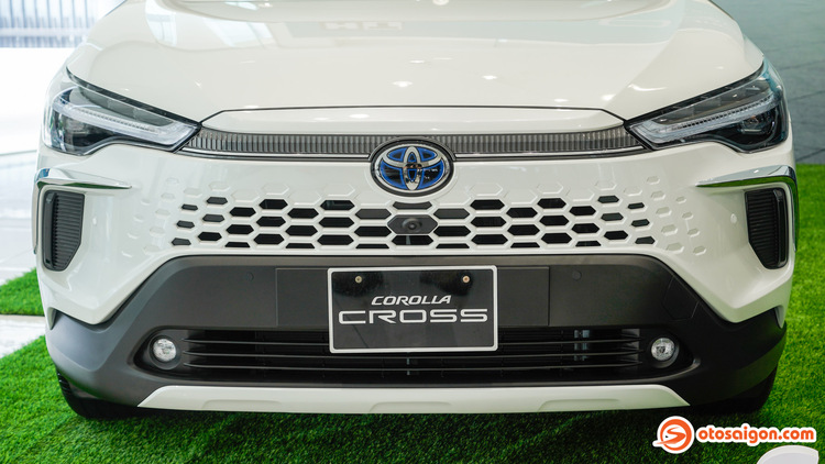 Xem chi tiết Toyota Corolla Cross 1.8 HEV tại đại lý: Đầu xe bắt mắt, màn hình lớn và giá bán hấp dẫn hơn