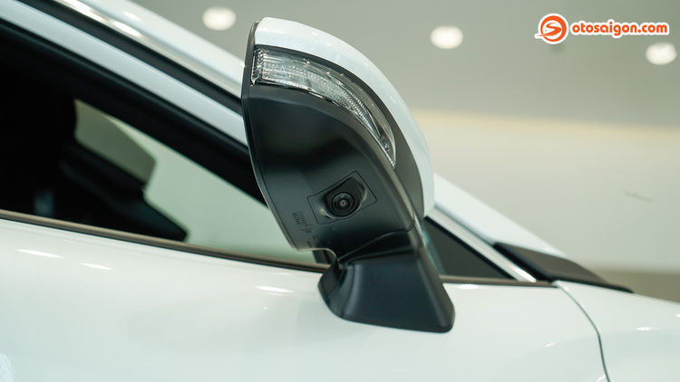 Xem chi tiết Toyota Corolla Cross 1.8 HEV tại đại lý: Đầu xe bắt mắt, màn hình lớn và giá bán hấp dẫn hơn