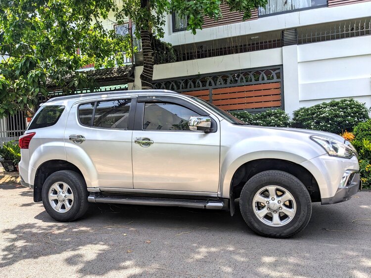 Bán xe isuzu Mux 2019, số sàn, màu bạc.