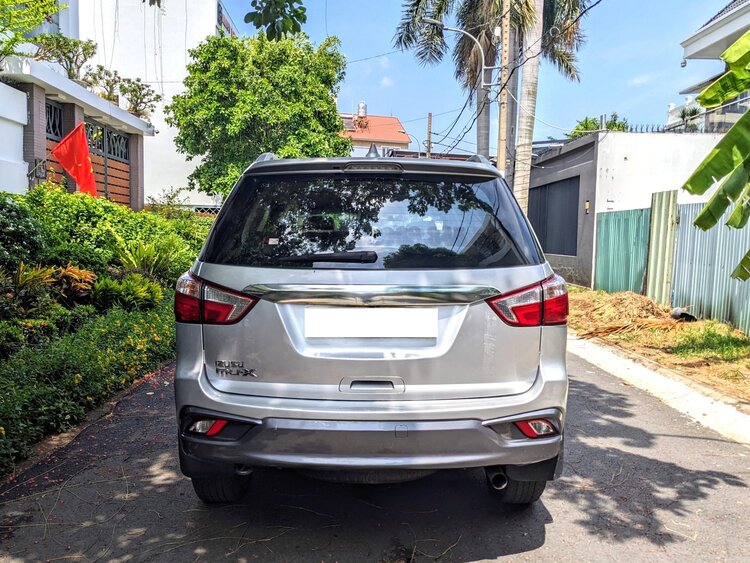 Bán xe isuzu Mux 2019, số sàn, màu bạc.