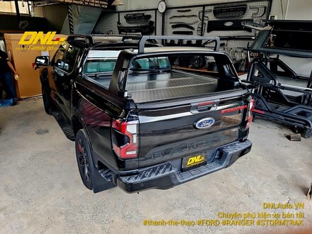 nắp thùng 3 tấm Ford Ranger Stormtrak 4.jpg