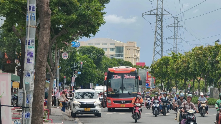 Bát nháo tình trạng đón trả khách trên đường Kinh Dương Vương quanh Bến Xe Miền Tây