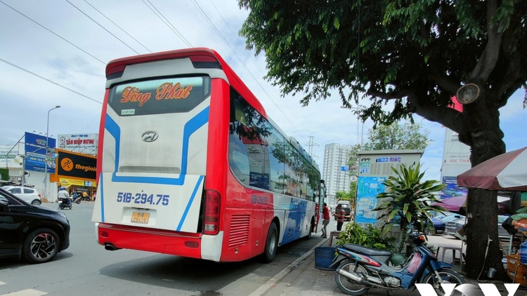 Bát nháo tình trạng đón trả khách trên đường Kinh Dương Vương quanh Bến Xe Miền Tây