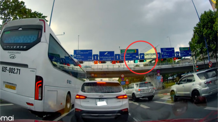 Xe đi thẳng nhưng dừng đèn đỏ trên làn rẽ phải: Không sai nhưng gây cản trở giao thông