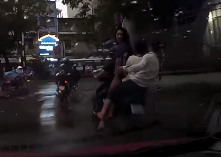 [Camera hành trình] Nhóm thanh niên tống 4 đánh võng trên đường Sài Gòn