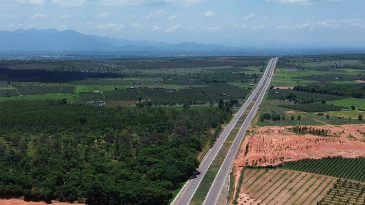 Ngắm đường nối cao tốc Phan Thiết - Dầu Giây trước ngày thông xe