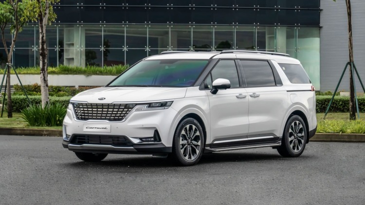 Trước đầu xe Kia Carnival 2023 có tiếng kêu quẹt quẹt, bị gì?