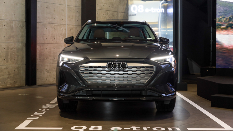Otosaigon-Audi_Q8_Etron_su kien 10.jpg Otosaigon-Audi_Q8_Etron_su kien 10.jpg