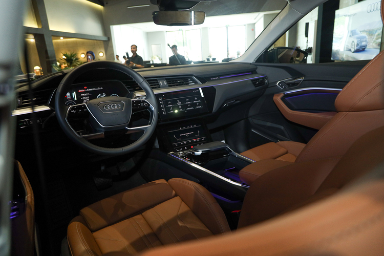 Otosaigon-Audi_Q8_Etron_su kien 17.jpg Otosaigon-Audi_Q8_Etron_su kien 17.jpg
