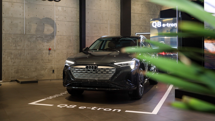 Otosaigon-Audi_Q8_Etron_su kien 9.jpg Otosaigon-Audi_Q8_Etron_su kien 9.jpg