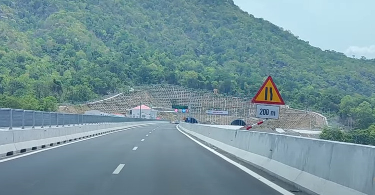 Cảnh báo camera trước hầm núi Vung cao tốc Cam Lâm Vĩnh Hảo bắt lỗi đè vạch Cảnh báo camera trước hầm núi Vung cao tốc Cam Lâm Vĩnh Hảo bắt lỗi đè vạch
