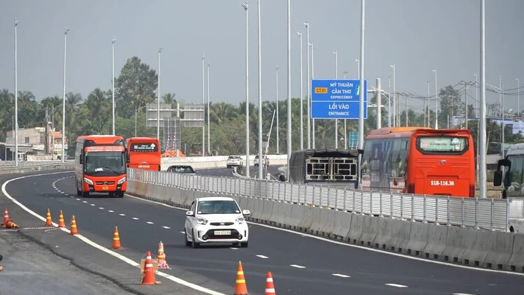 Hàng loạt xe khách bị bắn vỡ kính trên cao tốc Mỹ Thuận – Cần Thơ