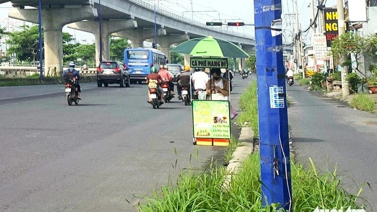 Đèn chiếu sáng song hành xa lộ Hà Nội không hoạt động, người dân vừa đi đường vừa run