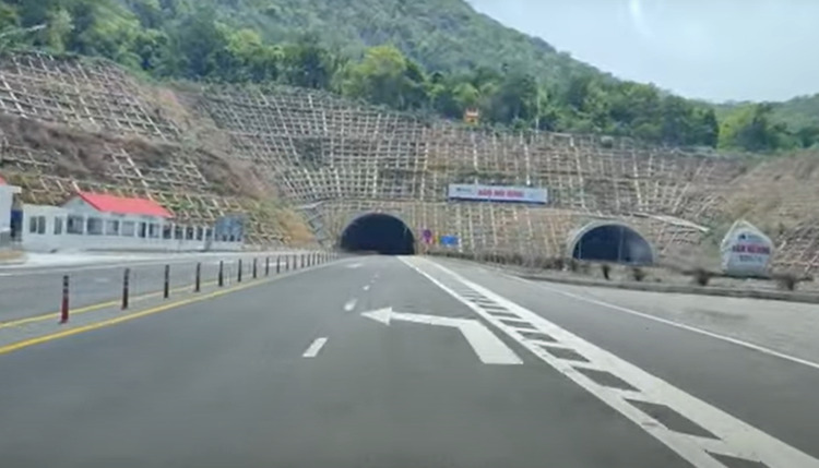 Cảnh báo camera trước hầm núi Vung cao tốc Cam Lâm Vĩnh Hảo bắt lỗi đè vạch Cảnh báo camera trước hầm núi Vung cao tốc Cam Lâm Vĩnh Hảo bắt lỗi đè vạch