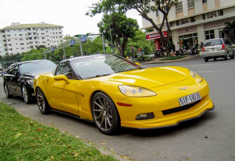 Gửi bác chạy con Chevrolet Corvette Vàng