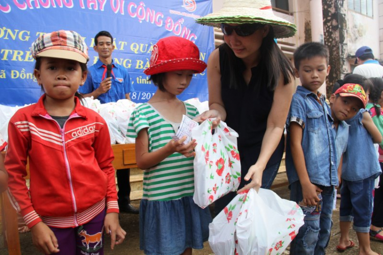 Cắm trại ngủ lều tại Bù Lạch kết hợp trao quà cho trẻ em nghèo Bù Đăng