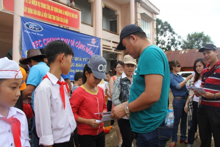 Cắm trại ngủ lều tại Bù Lạch kết hợp trao quà cho trẻ em nghèo Bù Đăng