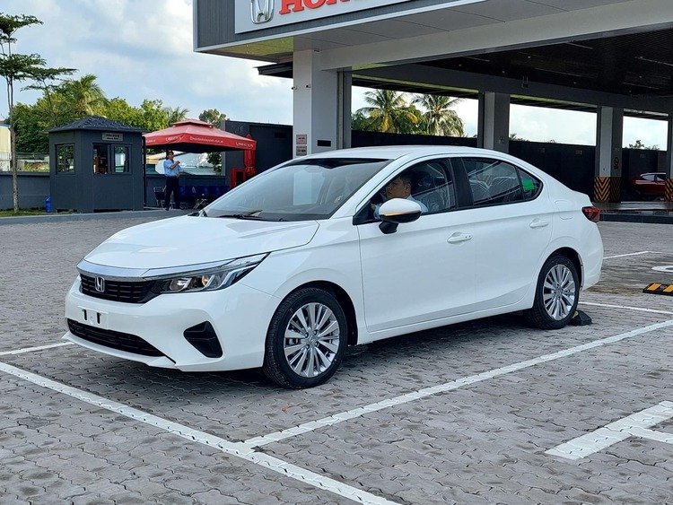 Ngân sách 600tr, em nên mua Vios G hay Honda City bản L?