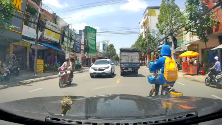 Nhiều người trẻ thiếu kĩ năng tham gia giao thông: Băng qua đường như chốn không người, thích là rẽ