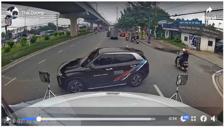 Video: Xe máy vượt trái khuất tầm nhìn, tông trúng ô tô đang sang đường Video: Xe máy vượt trái khuất tầm nhìn, tông trúng ô tô đang sang đường