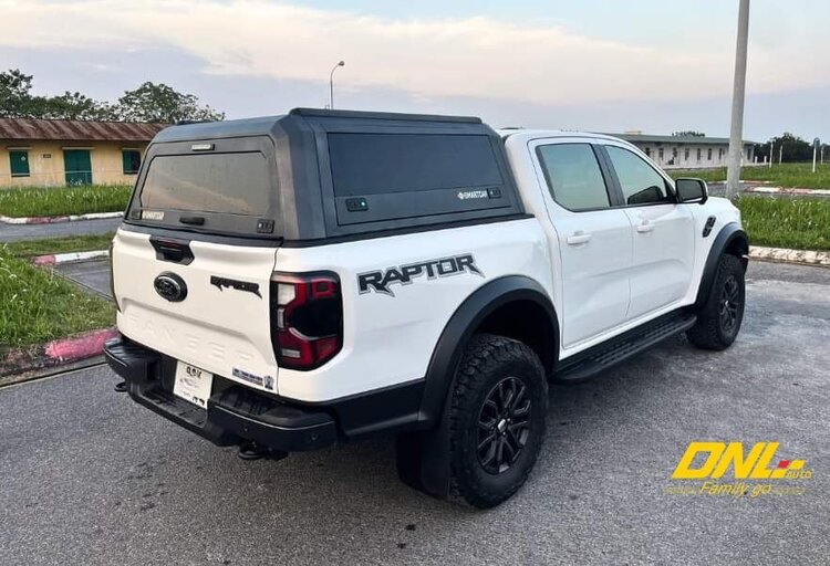 Sự kết hợp tinh tế giữa nắp thùng 3 tấm và Ford Raptor 2024