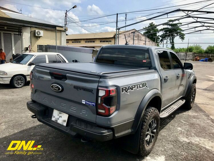 Sự kết hợp tinh tế giữa nắp thùng 3 tấm và Ford Raptor 2024