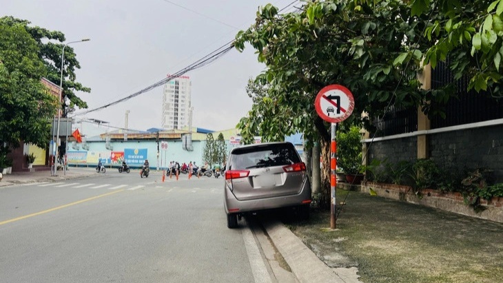 Khi nào biển báo giao thông hết "lấp ló" làm khó người đi đường?