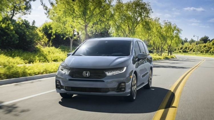 Honda Odyssey 2025 có giá từ 1,063 tỷ đồng, cao cấp hơn nhưng vẫn dùng động cơ cũ