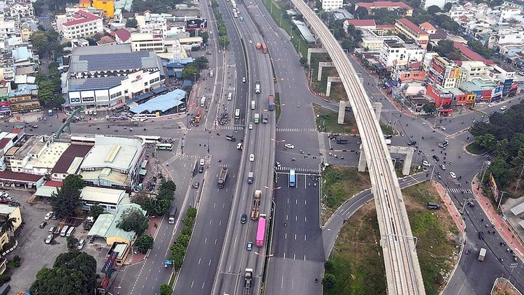 Luân phiên cấm xe qua ngã tư Thủ Đức để xây cầu nối metro