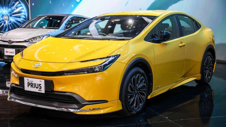 Toyota Prius gây ấn tượng tại triển lãm ô tô quốc tế GIIAS 2024