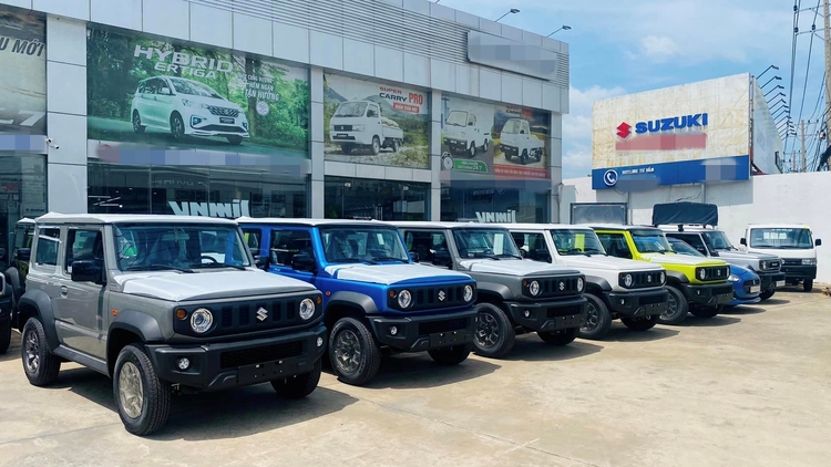 Hết thời kèm lạc, Suzuki Jimny sẵn xe giao ngay, khách không cần mua phụ kiện