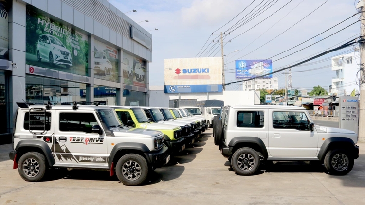 Hết thời kèm lạc, Suzuki Jimny sẵn xe giao ngay, khách không cần mua phụ kiện