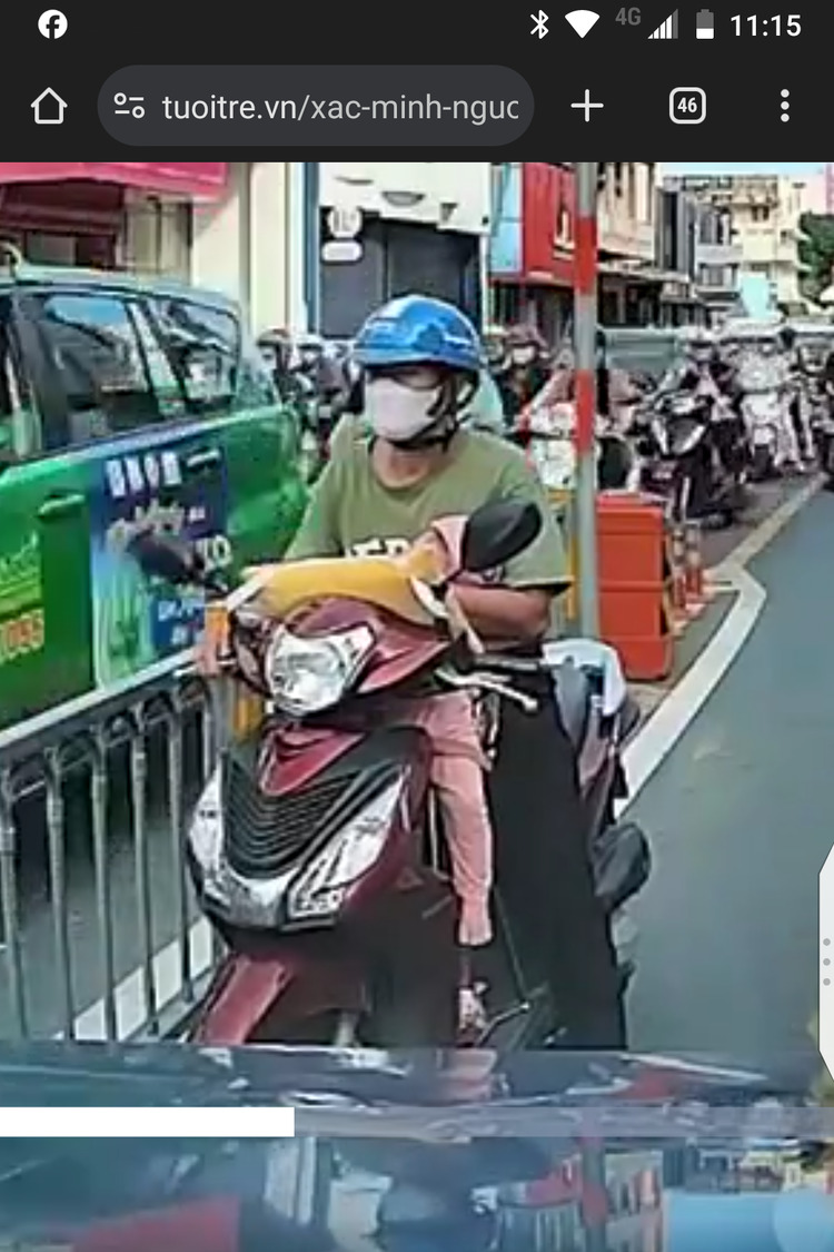 Xe máy đi ngược chiều bị oto chặn lại, giận bỏ xe luôn Xe máy đi ngược chiều bị oto chặn lại, giận bỏ xe luôn