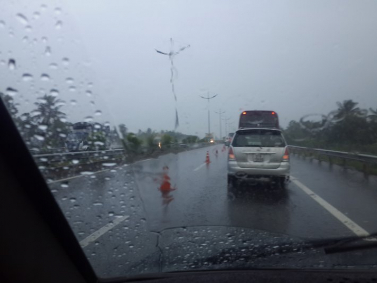 Mưa rất to, tai nạn liên hoàn trên cao tốc TL.
