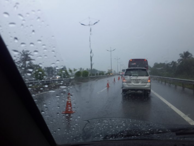 Mưa rất to, tai nạn liên hoàn trên cao tốc TL.