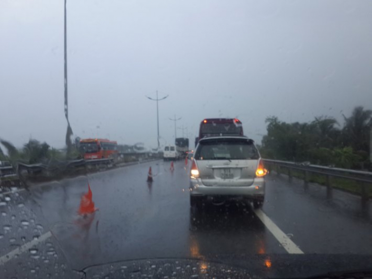 Mưa rất to, tai nạn liên hoàn trên cao tốc TL.