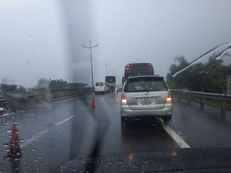 Mưa rất to, tai nạn liên hoàn trên cao tốc TL.