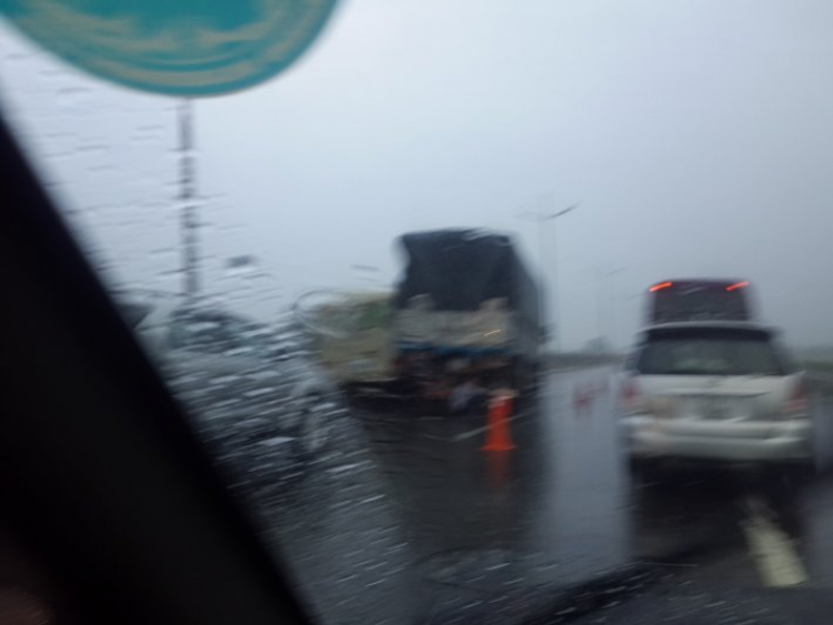 Mưa rất to, tai nạn liên hoàn trên cao tốc TL.