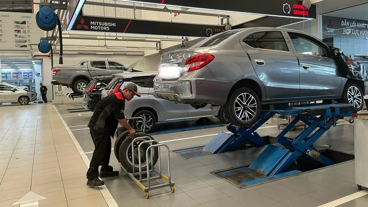 Em cần Sơn Mitsubishi Attrage, nhờ các bác chỉ giáo chỗ sơn