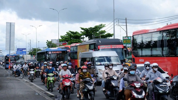 Giao thông cửa ngõ TP.HCM sau kì nghỉ Lễ đang "nóng" dần